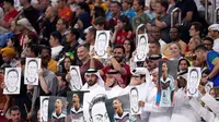 Penonton Qatar memegang foto Mesut Ozil dalam pertandingan&nbsp;Spanyol - Jerman Piala Dunia 2022 yang berlangsung di Stadion Al Bayt, kota Al Khor, Senin (28/11/2022) dini hari waktu Indonesia.
