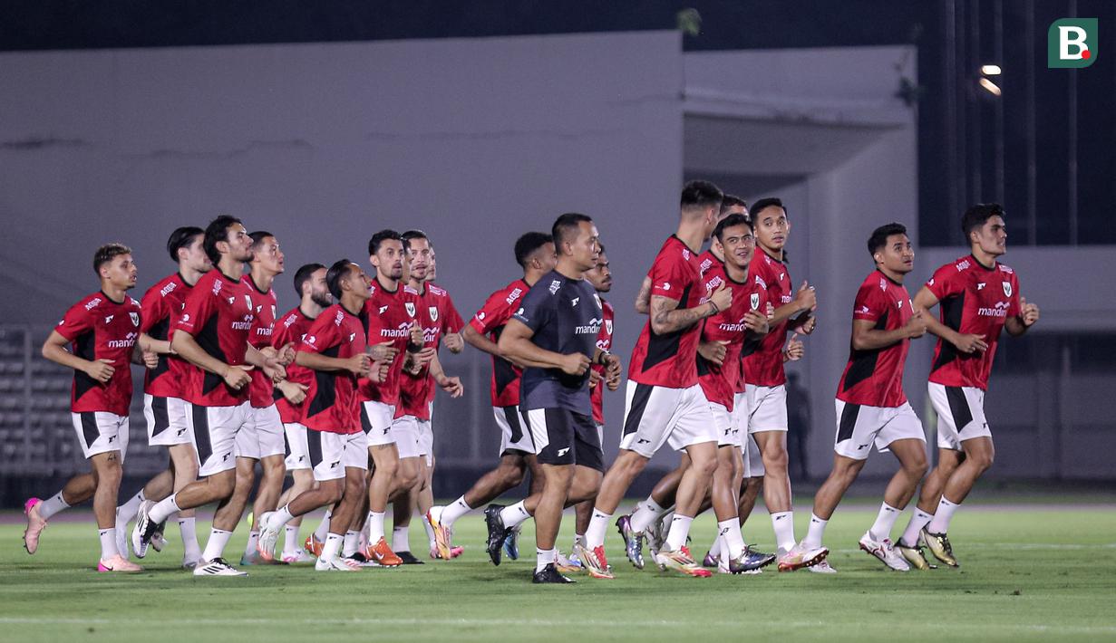 Para pemain Timnas Indonesia melakukan pemanasan dalam latihan perdana di Jakarta menjelang Putaran Ketiga Kualifikasi Piala Dunia 2026 melawan China yang berlangsung di Stadion Madya, Kompleks Stadion Utama Gelora Bung Karno (SUGBK), Senayan, Jakarta, Senin (02/06/2025). (Bola.com/Bagaskara Lazuardi)