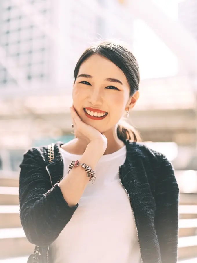 tertawa tersenyum cantik