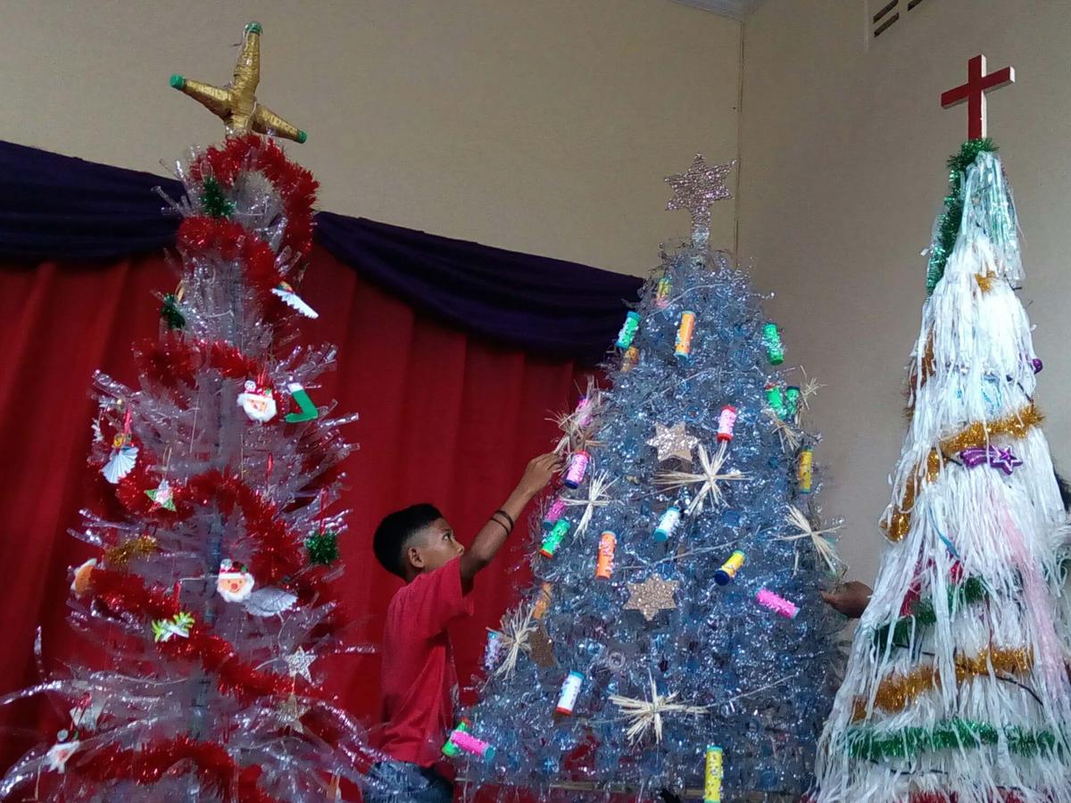 Pesan Sosial Pohon Natal Unik Dari Ribuan Botol Plastik Di Malang Regional Liputan6 Com