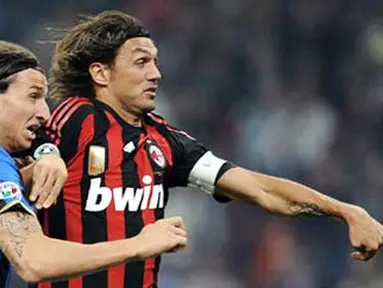 AC Milan&#039;s Paolo Maldini fights for the ball with Inter Milan&#039;s Zlatan Ibrahimovic during their Serie A match at Milan&#039;s San Siro Stadium on September 28, 2008. AFP PHOTO/Filippo MONTEFORTE