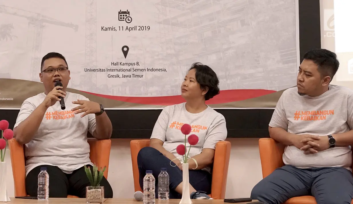 Founder Info Gresik Muhammad Irwan membagikan pengalamannya dalam mengelola akun @infogresik yang menjadi rujukan informasi bagi masyarakat pada sharing session di Universitas Internasional Semen Indonesia (UISI) Gresik, Kamis (11/4). Acara mengusung tema #MembangunKebaikan. (Liputan6.com/HO/Eko)