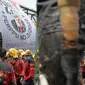 Puluhan elemen buruh menggeruduk gedung DPR RI, Jakarta, Selasa (10/1/2023). Massa juga menggantung banner besar bertuliskan "cabut Perppu No 2 Tahun 2022" di pintu utama Gedung DPR. (Liputan6.com/Faizal Fanani)