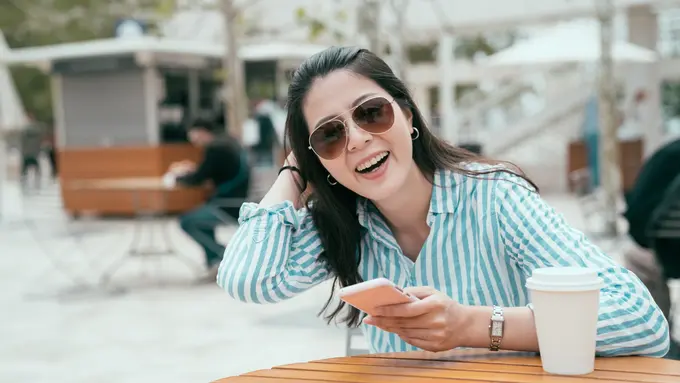 perempuan dan baju kemeja biru