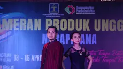 Dua orang model berpose mengenakan busana karya produk unggulan narapidana dalam sesi fashion show di gedung Kementerian Perindustrian, Jakata (3/4). (Merdeka.com/Imam Buhori)