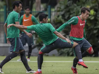 Gelandang Timnas Indonesia, Egy Maulana, mengontrol bola saat latihan di Lapangan ABC Senayan, Jakarta, Jumat (19/1/2018). Pemusatan latihan ini dilakukan jelang Asian Games 2018. (Bola.com/Vitalis Yogi Trisna)