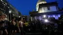 Sejumlah seniman wanita nekat bertelanjang dada saat menggelar demonstrasi di pusat kota Rio de Janeiro, Brasil, Rabu (1/6). Aksi dilakukan sebagai bentuk protes mereka terhadap maraknya kasus pemerkosaan dan kekerasan seksual. (REUTERS/Ricardo Moraes)
