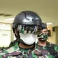 Helm canggih TNI dalam mencegah Covid-19. (Liputan6.com/Putu Merta Surya Putra)