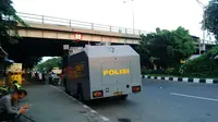 Antisipasi sweeping susulan suporter sepak bola, ratusan polisi bersiaga mengamankan akses Jalan Tol Simo, Surabaya. (Liputan6.com/Dian Kurniawan)