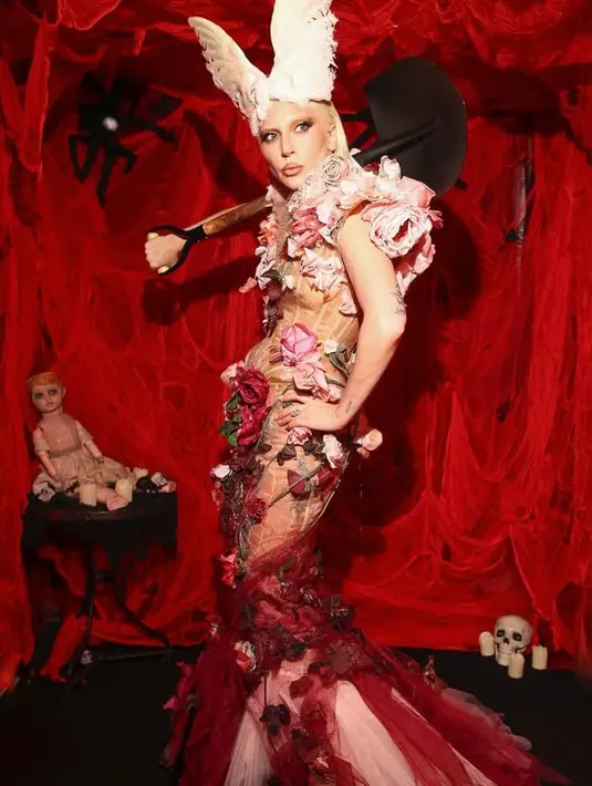 Lady Gaga berpakaian seperti Taman Eden (dan tukang kebunnya) di Pesta Halloween MAYHEM di La Paloma di Barcelona. Kostum Halloween-nya yang berani menampilkan korset semi-transparan berhiaskan mawar merah, merah muda, dan putih, daun anggur yang menjuntai, serta rok fishtail yang dramatis. Menambah kesan dramatis, Gaga membawa sekop hitam sebagai properti dan melengkapi penampilannya dengan hiasan kepala berbulu berwarna krem ​​yang mewah. Untuk menyempurnakan penampilannya, ia memilih palet eyeshadow smoky dan membiarkan rambut pirang pucatnya tergerai di bahu. [@ladygaga]