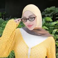 Aurel Hermansyah dengan Gaya Resort Berhijab saat Liburan di Bali. [@aurelie.hermansyah]