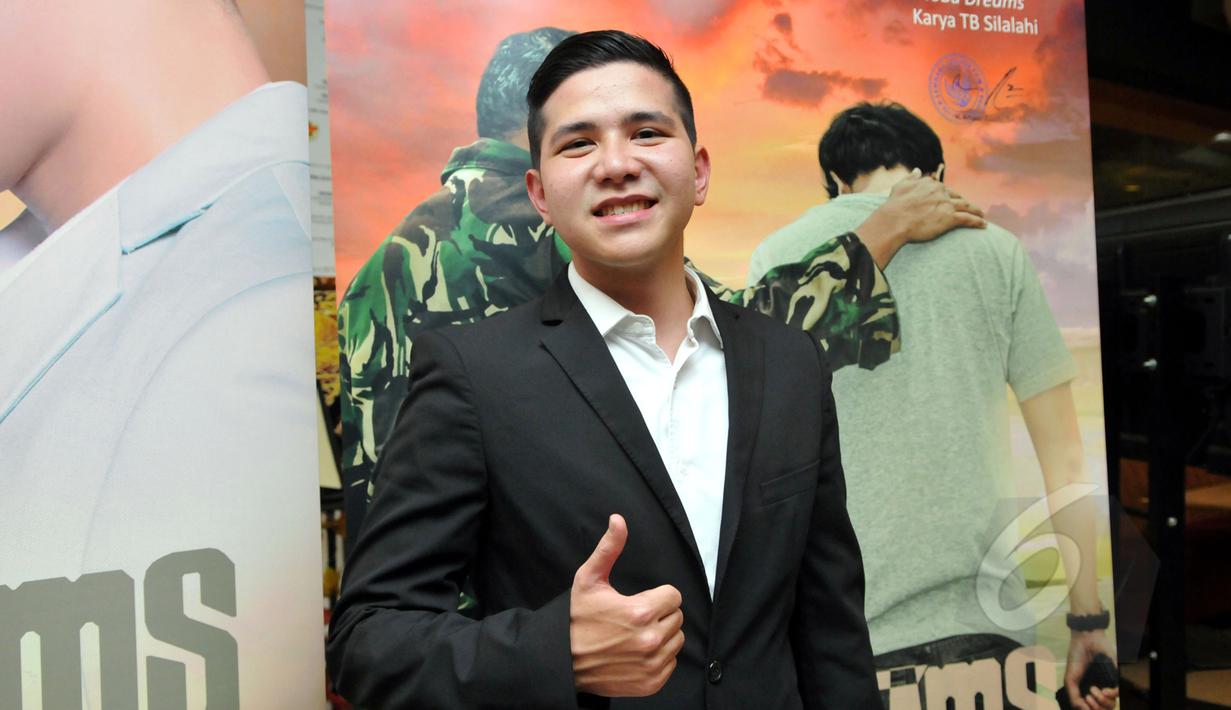 Aktor muda Haikal Kamil saat menghadiri Gala Premier film TOBA DREAMS di Djakarta Theater, Jakarta, Kamis (16/4/2015). Film ini menceritakan pensiunan TNI dengan uang terbatas yang ingin membahagiakan keluarga.(Liputan6.com/Panji Diksana)