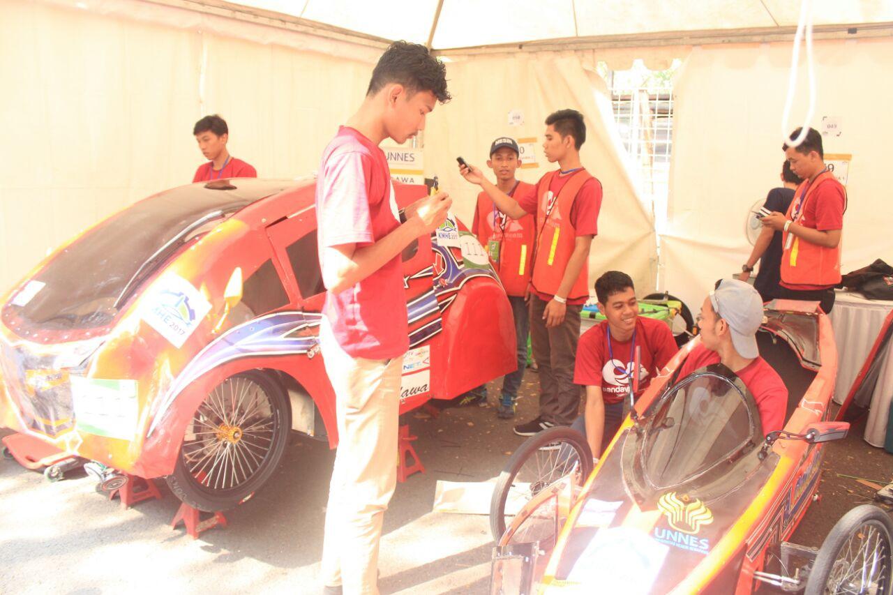 Suasana kerja anggota tim Pandawa saat riset dan mewujudkan obrolan khayali mereka. (foto:Liputan6.com/niken/edhie prayitno ige)