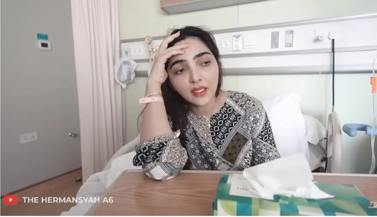 Karena mengalami sesak napas, dirinya pun memilih untuk membuka jendela di apartemen untuk menghirup udara segar. Namun, pada saat bersamaan terdapat hujan badai yang akhirnya membuatnya harus kembali menutup jendela hingga dirinya mengalami anxiety atau panik bila berada di ruangan kecil atau ruang tertutup. (Liputan6.com/YouTube/The Hermansyah A6)