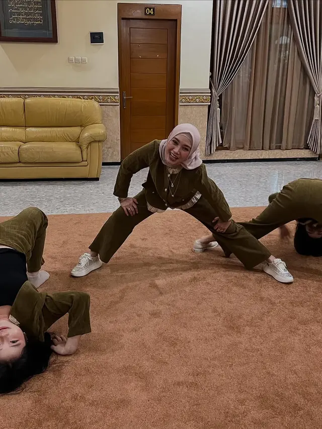 6 Potret Tiara Andini Bareng Ibu dan Adik di Momen Lebaran, Gaya Selalu Kocak