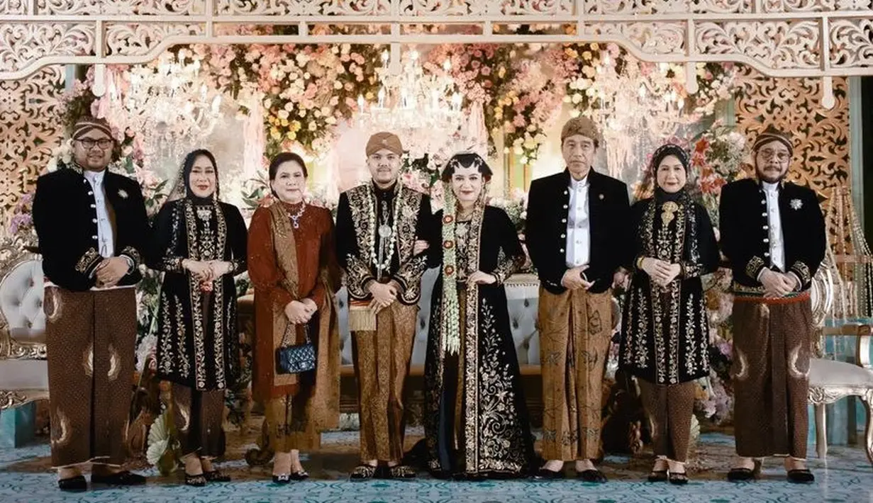 Penampilan selanjutnya, pengantin mengenakan baju pengantin khas Jawa warna hitam velvet. Pengantin perempuan pun tampak mengenakan kebaya panjang dan sanggul khas Jawanya. [@titikhardono]