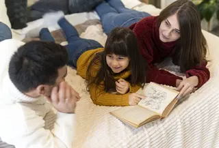 Dengan mengikuti beberapa aktivitas sederhana ini, kamu dapat membuat momen kebersamaan bersama anak, lho, Sahabat Fimela.  [Dok/freepik.com]