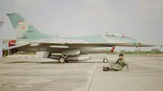 Menjadi pilot tentu bukan pekerjaan mudah. Selain dibutuhkan sekolah khusus, pilot pun mempunyai tanggung jawab besar. Apalagi menjadi pilot pesawat tempur yang tentu tanggung jawabnya lebih besar lagi. Seperti karakter yang seda Deva Mahenra perankan. (Liputan6.com/IG/@devamahenra)
