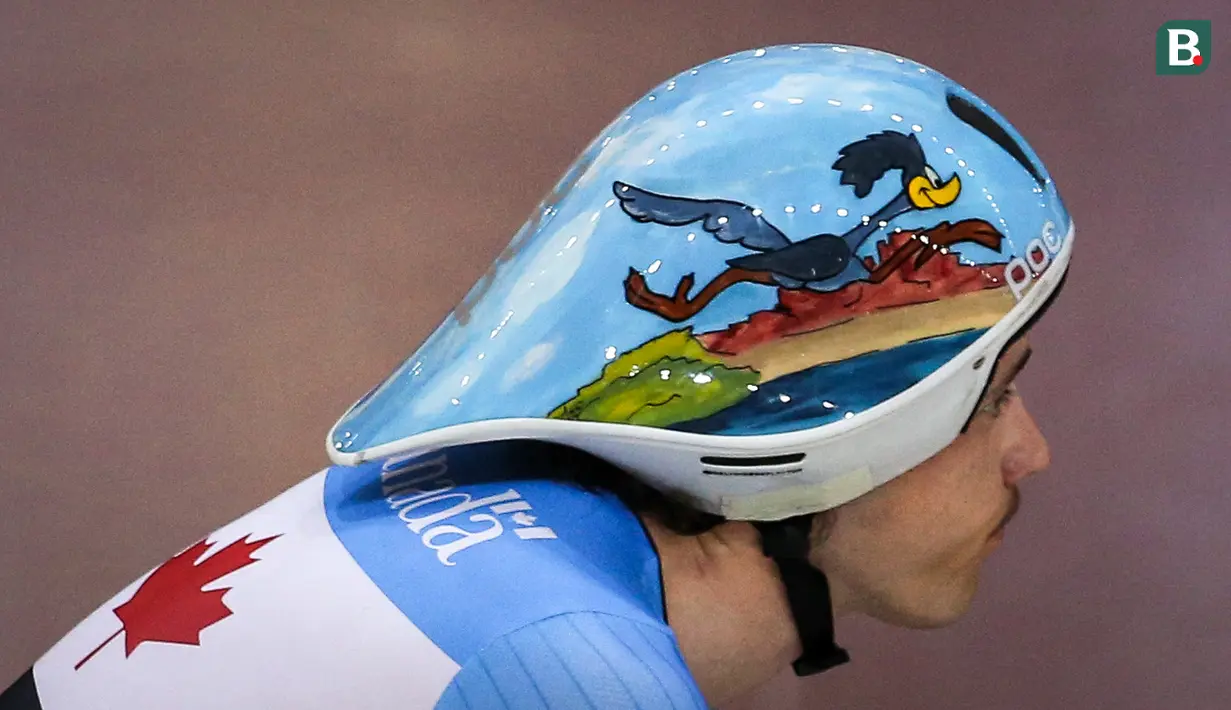 Helm bermotif serial kartun Road Runner dari salah satu pebalap sepeda Kanada saat berkompetisi pada babak kualifikasi nomor team pursuit putra UCI Track Nation Cup 2023 yang berlangsung di Jakarta International Velodrome, Rawamangun, Jakarta, Kamis (23/2/2023). (Bola.com/Bagaskara Lazuardi)