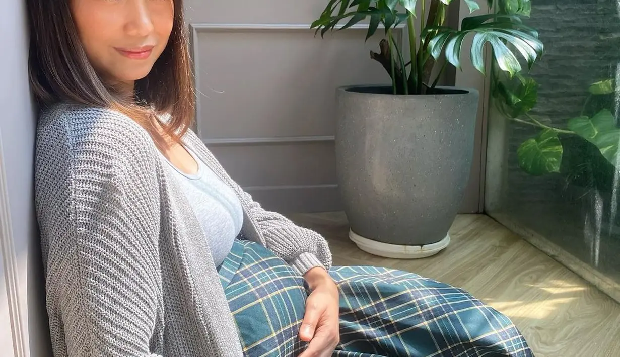 Tak hanya netizen dan teman-temannya, putri Nola B3 juga memuji sang mamanya cantik saat hamil (Foto: Instagram @riafinola)