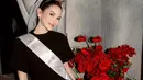 Berbeda dari momen bridal shower sang calon suami yang didominasi nuansa putih, Alyssa justru tampil mencuri perhatian dalam balutan mini dress serba hitam yang memberi kesan bold sekaligus elegan. [@alyssadaguise].
