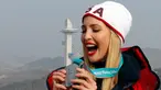 Ivanka Trump memegang medali perak milik bobsleigh wanita AS Lauren Gibbs selama acara bobsleigh pria empat orang Olimpiade Musim Dingin Pyeongchang 2018 di depan menara lompat ski di Pyeongchang (25/2). (AFP Photo/Pool/Eric Gaillard)