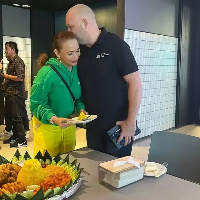 7 Potret Kenangan Kiki Fatmala dan Christopher Herboldt, Selalu Setia Mendampingi