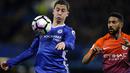 Eden Hazard (kiri) menjadi penentu kemenangan Chelsea dengan dua golnya ke gawang Manchester City pada lanjutan Premier League di Stamford Bridge stadium (5/4/2017). Chelsea menang 2-1. (AP/Alastair Grant)