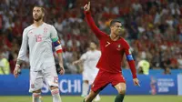 Bintang Portugal, Cristiano Ronaldo, merayakan gol yang dicetaknya ke gawang Spanyol pada laga Grup B Piala Dunia di Stadion Fisht, Sochi, Jumat (15/6/2018). CR 7 pencetak hattrick perdana Piala Dunia 2018. (AP/Francisco Seco)