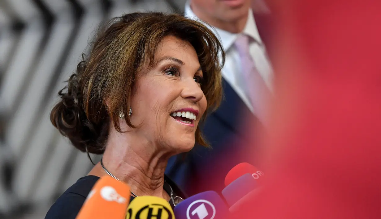 Bierlein diangkat sebagai pemimpin sementara menggantikan Sebastian Kurz yang lengser karena mosi tidak percaya pada Senin, 27 Mei 2019. (JOHN THYS / AFP)