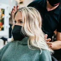 Ilustrasi perempuan melakukan bleaching rambut di salon. (c) DuxX73/Depositphotos.com