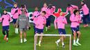 Para pemain Atletico Madrid mengambil bagian dalam sesi latihan resmi di Praha, pada 25 November 2024. (Michal Cizek/AFP)