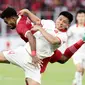 Pemain tengah timnas Indonesia, Yakob Sayuri (kiri) berebut bola dengan Nguyen Hoang Duc (Vietnam) pada laga kandang semifinal Piala AFF 2022 melawan Vietnam di Stadion Utama Gelora Bung Karno, Jakarta, Jumat (6/1/2023). Indonesia akan melakoni laga tandang semifinal Piala AFF 2022 melawan Vietnam pada Senin (9/1). (Liputan6.com/Helmi Fithriansyah)