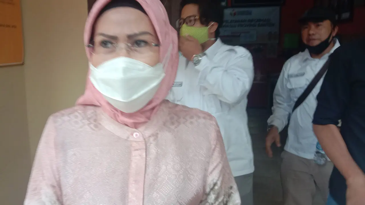 Ratu Tatu Chasanah usai diperiksa Bawaslu Banten. Selasa (14/10/2020). (Yandhi Liputan6.com)