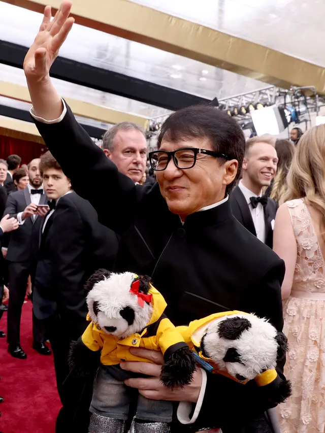 20170226-Jackie Chan Bawa Dua Boneka Panda ke Oscar 2017-California