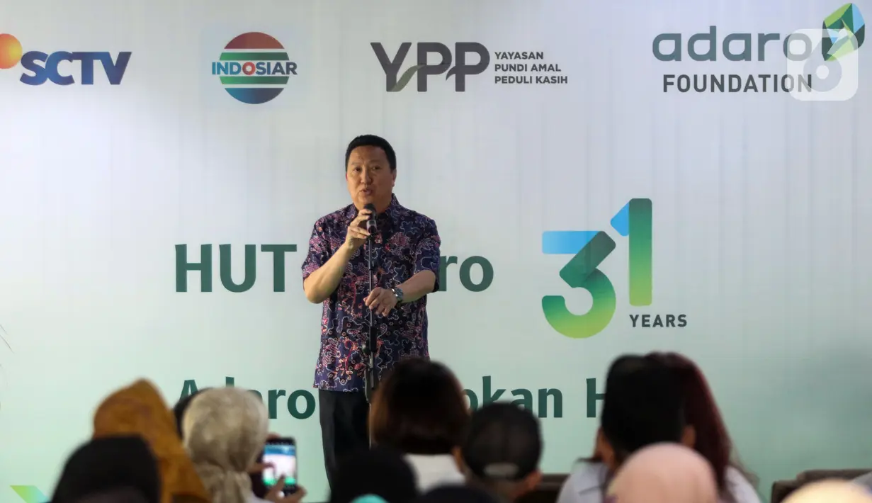 Presdir PT Adaro Energy Indonesia Tbk Garibaldi Thohir saat memberikan sambutan dalam rangka kegiatan penyerahan sembako, Jakarta, Rabu (4/10/2023). PT Adaro Energi Tbk bersama Yayasan Pundi Amal Peduli Kasih (YPP) SCTV dan Indosiar menggelar kegiatan penyerahan sembako dalam rangka Hari Ulang Tahun (HUT) Adaro ke-31 dengan tema “Adaro Hidupkan Hati”. (Liputan6.com/Angga Yuniar)