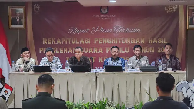Jajaran KPU Kota Depok saat membuka rapat pleno rekapitulasi penghitungan suara Pemilu 2024 di salah satu hotel di Kota Depok.