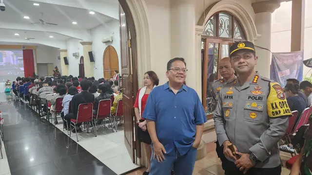 Kapolres Metro Depok, Kombes Arya Perdana bersama Forkopimda Depok melakukan pengecekan pelaksanaan ibadah malam Natal di Gereja Katolik Santo Thomas Depok.