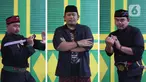 Pimpinan Sanggar Saung Dji’ih, Nahrowi atau biasa disapa Bang Awi (tengah) bersama dua pengurus Aris (kiri) dan Idris Saleh berpose saat ditemui di Kawasan Cinere, Depok, Minggu (21/02/2021). Sanggar Saung Dji’ih merupakan wadah pelestarian adat dan budaya Betawi. (Liputan6.com/Helmi Fithriansyah)
