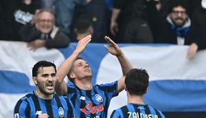 Gelandang Atalanta, Mario Pasalic (tengah), merayakan gol pertama timnya dalam pertandingan Serie A Italia antara Atalanta melawan Napoli di New Balance Arena, Bergamo, pada 22 Februari 2026. (Isabella BONOTTO / AFP)