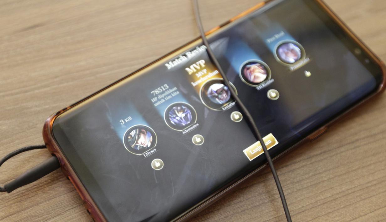 Karyawan KLY yang tergabung dalam Jakartans tanding Arena of Valor (AOV) pada laga penyisihan The Battle of Youniverse di KLY Lounge, Jakarta, Rabu (5/12). Jakartans sebagai pemenang akan menantang tim AOV profesional. (Bola.com/Vitalis Yogi Trisna)