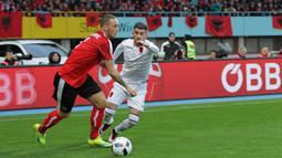 Pemain sayap Austria, Marko Arnautovic (kiri) mencoba melewati hadangan bek Albania, Elseid Hysaj dalam laga uji coba di Stadion Ernst Happel, Wina, Minggu (27/3/2016) dini hari WIB. (Bola.com/Reza Khomaini)