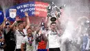 Para pemain Fulham melakukan selebrasi usai menang atas Brentford pada laga final play-off Divisi Championship di Stadion Wembley, Rabu (5/8/2020). Kemenangan tersebut membawa Fulham kembali ke Premier League. (Mike Egerton/PA via AP)