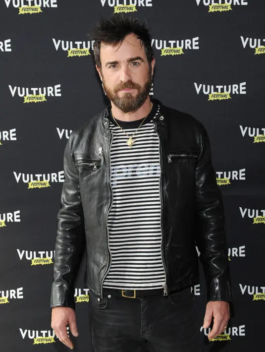 Keduanya memang jarang terlihat bersama lantaran kesibukan. Justin dikabarkan tengah menyelesaikan film terbarunya “The Leftovers”, sedangkan Jenn yang juga akan merilis film terbarunya “Office Christmas Party” dan “The Yellow Birds”. (AFP/Bintang.com)