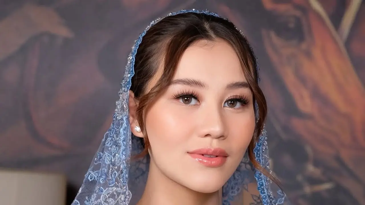 Potret Aaliyah Massaid Pancarkan Pregnancy Glow Dipulas Makeup Soft di Momen 7 Bulanan Kehamilan