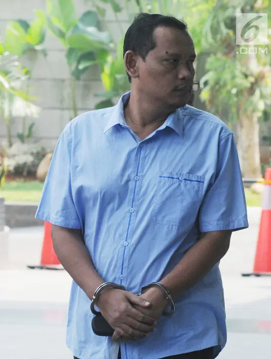 Kepala Dinas Bina Marga Kabupaten Lampung Tengah Taufik Rahman tiba di Gedung KPK, Jakarta, Senin (20/5/2019). Taufik diperiksa terkait kasus dugaan suap serta gratifikasi pengadaan barang dan jasadi lingkungan pemerintahan kabupaten lampung tengah pada tahun 2018. (merdeka.com/Dwi Narwoko)