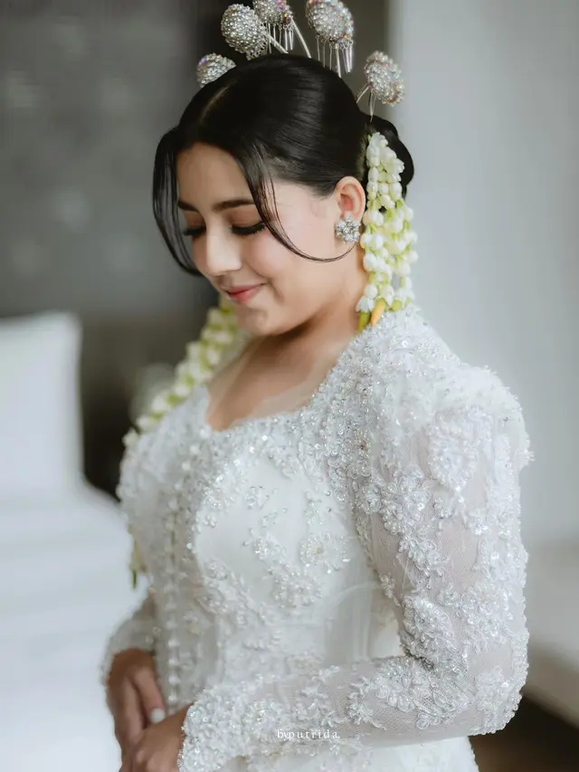 Desain Kebaya Pengantin Nessie Judge yang Elegan, Ada Elemen Pakistan hingga Mawar Putih Favorit