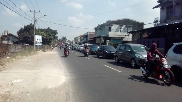 Antrian kendaraan via jalur Garut Kota