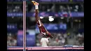 Atlet Qatar, Mutaz Barshim saat berkompetisi dalam pertandingan final cabang olahraga lompat tinggi Olimpiade Paris 2024 di Stade de France, Paris, Prancis, Sabtu (10/08/2024) waktu setempat. Ia berhasil mendapatkan medali perunggu dengan lompatan setinggi 2,34 meter. (AFP/Ben Stansall)