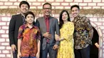 Selama 3 tahun di Jepang, Jerome belum pulang ke Indonesia dan kumpul bersama keluarga. Di Hari Natal 2019 lalu, dirinya memiliki kesempatan untuk pulang dan merayakan Natal di Indonesia bersama keluarganya. Jeorme berkumpul bersama kedua orang tua, kakak, dan adiknya.(Liputan6.com/IG/@jeromepolin)